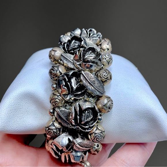🌺SALE! Vintage Silver Rose Bracelet - Picture 7 of 13